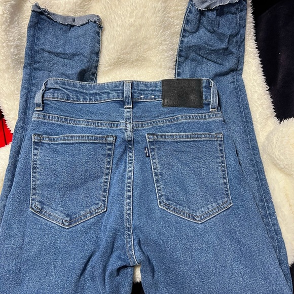 Levis high rise 722 jeans size 25/32 new without tags . Hard to find !